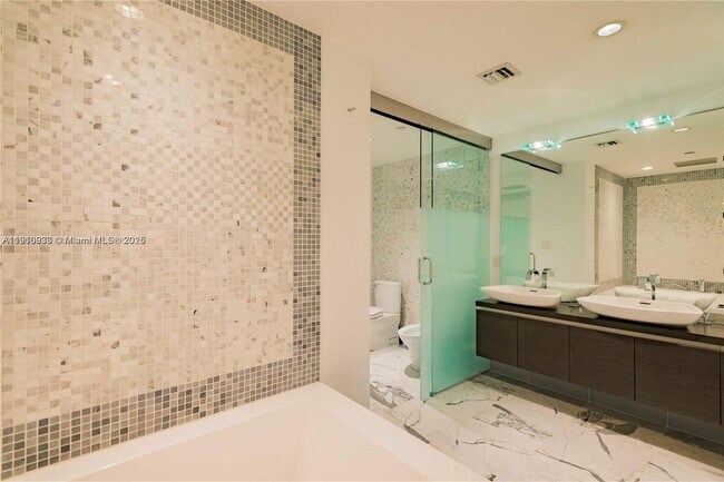 Building Photo - 200 Biscayne Blvd Way