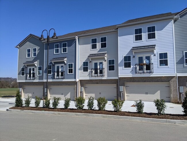Building Photo - Beautiful 3 Bedroom Townhome w/2 car garage!