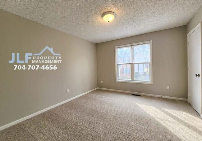 Building Photo - Full Brick Townhouse in Highly Desirable C...