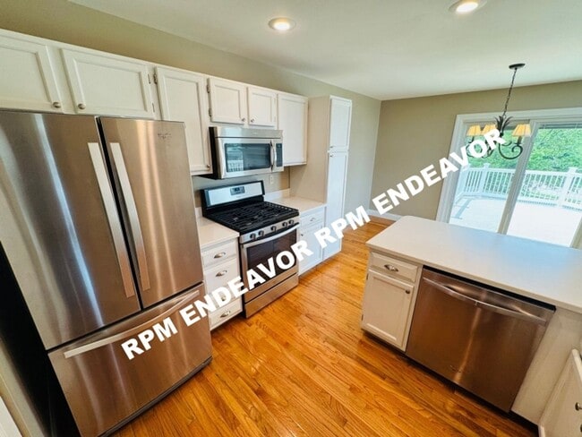 Building Photo - Beautiful 3BR/2.5BA Rental with Garage, Fe...