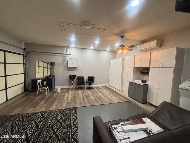 Building Photo - 948 E Savannah Dr
