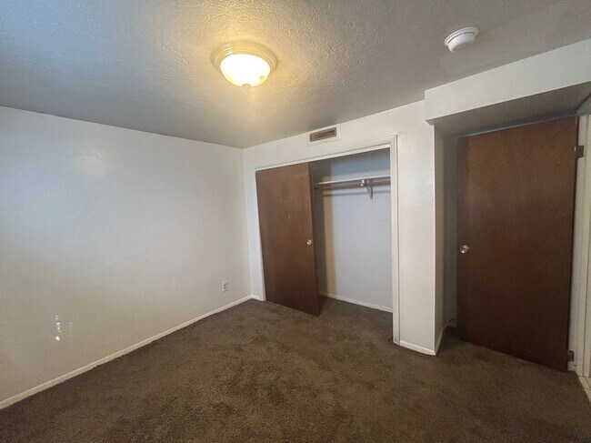 Building Photo - 1005 1/2 Park Lane-
