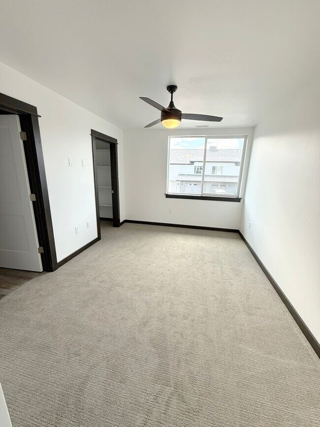 Building Photo - Brand New Condo, Large Windows and Central...