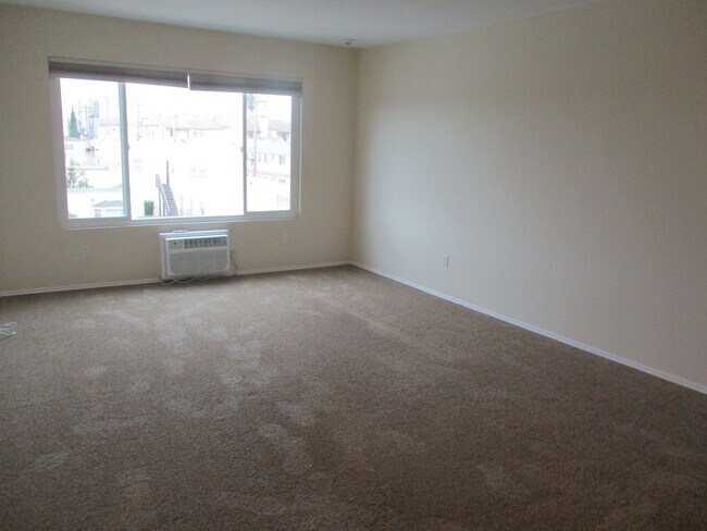 Building Photo - Desirable Park Blvd 1 Bdr 1 Ba 3rd Floor Condo in Hillcrest