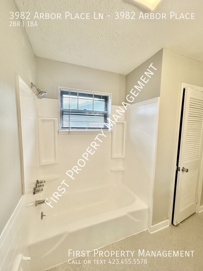 Building Photo - $700 Off One Month's Rent: 2/1 Remodeled D...