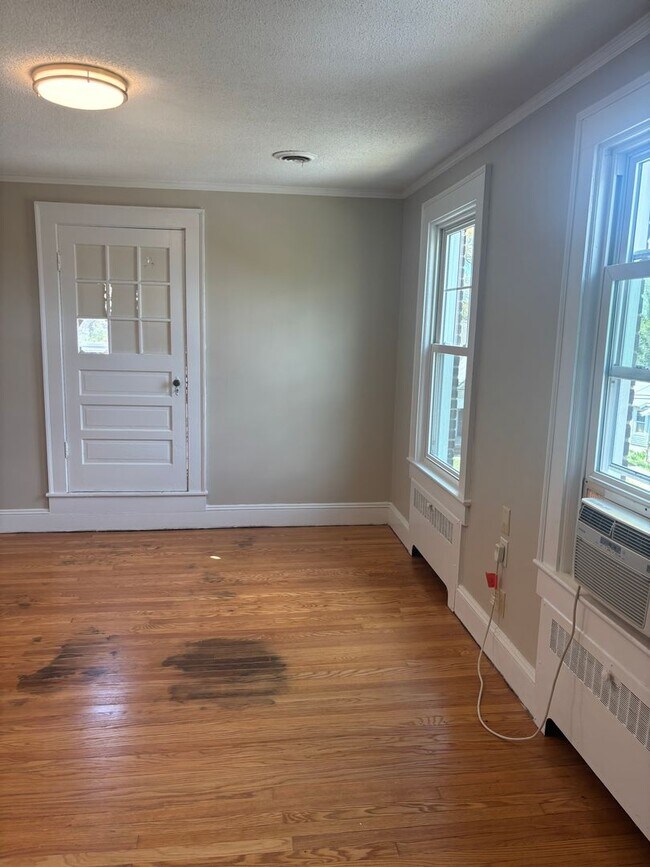 Building Photo - 1 Bedroom 1 Bathroom, Quadruplex, Gas Heat,Window units for AC, Water Included in the rent.