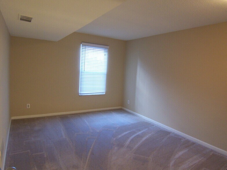 Building Photo - 111 Fieldcrest St