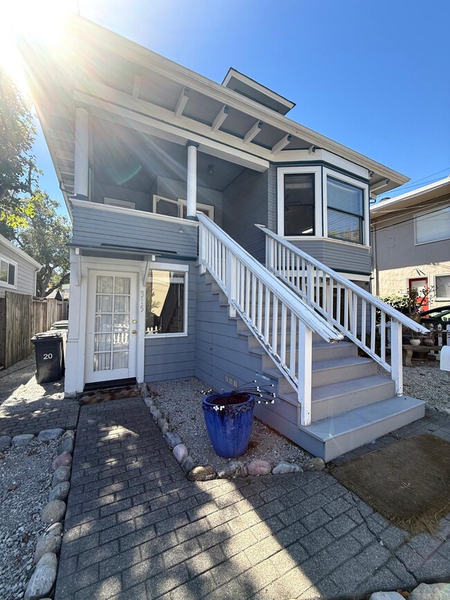 Building Photo - 315 1st St