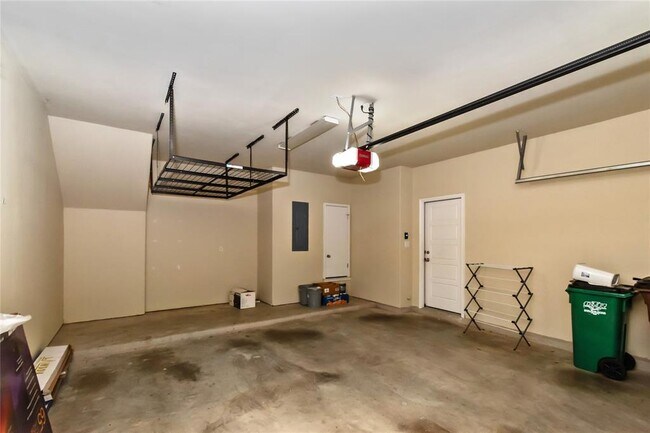 Building Photo - 13400 Briarwick Dr
