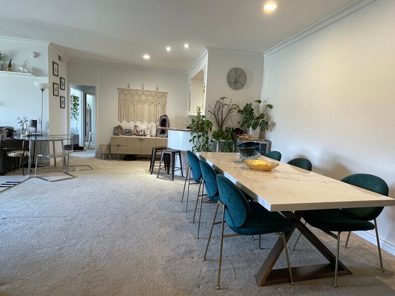 Building Photo - 612 S Barrington Ave