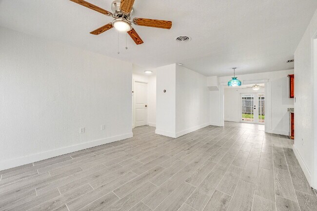 Building Photo - Remodeled 3/2 in Central Merritt Island!
