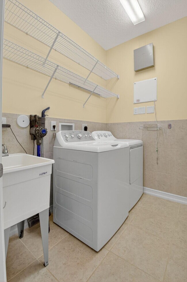 Building Photo - 8101 Ironstone Dr