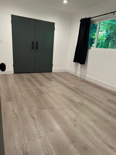 Building Photo - 465 S Le Doux Rd