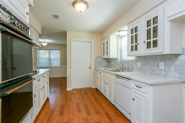 Building Photo - 8215 Wimbledon Ln