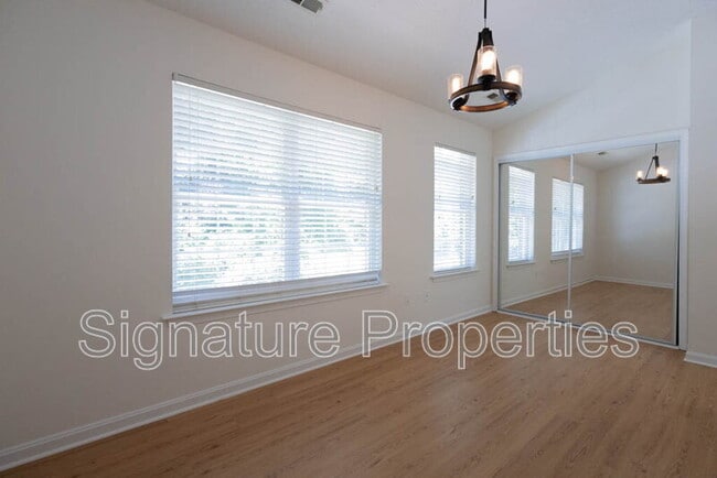 Building Photo - 405 Lakeview Ct