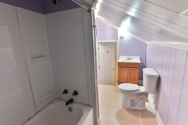 Building Photo - Charming 3 Bedroom on 2nd St