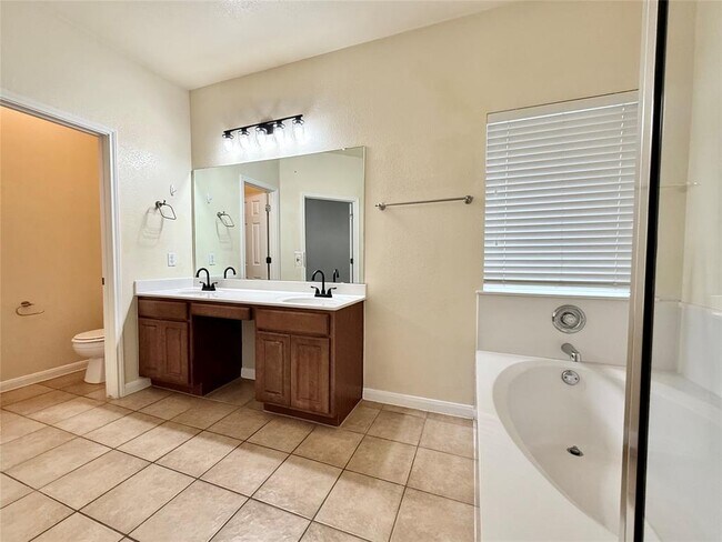 Building Photo - 4025 Meadow Bluff Way