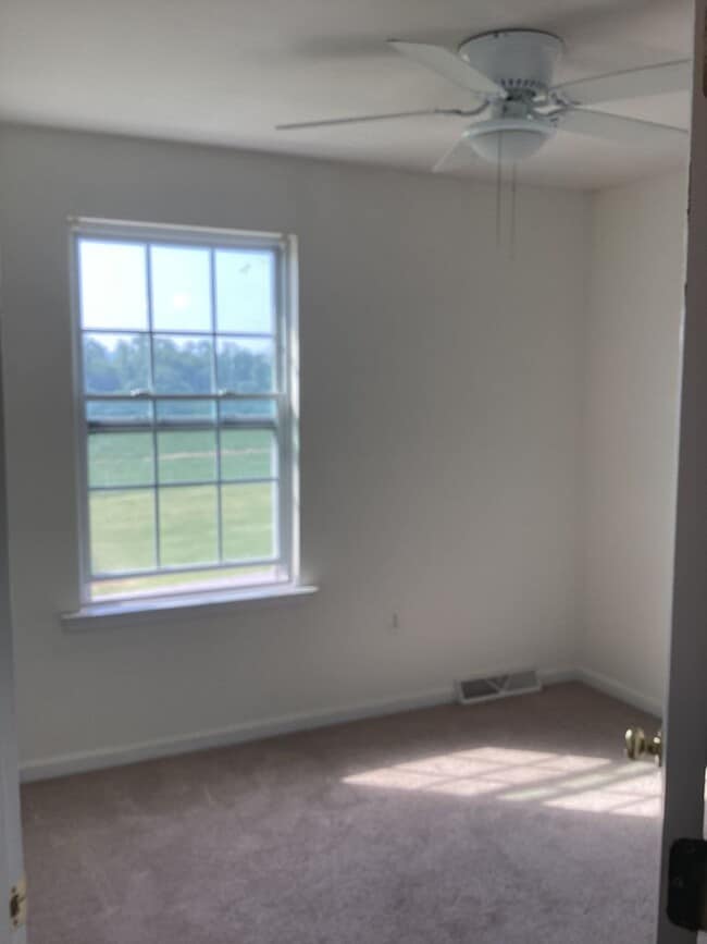 Building Photo - Bright 3 Bedroom, 2.5 Bath Townhome in Spring Grove Schools!!