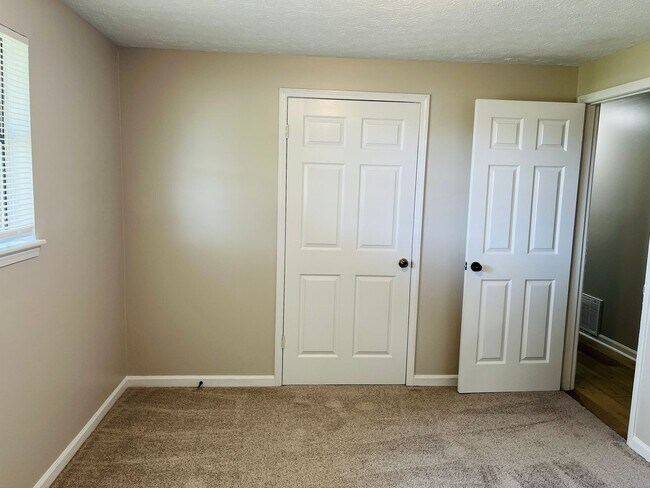 Building Photo - Wow! Check out this charming 4-bedroom, 1-...