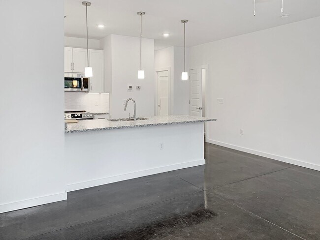 Building Photo - Modern 2 Bed, 2 Bath Condo with Fenced Yar...