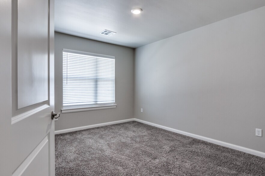 Building Photo - 2641 Cedar Tree Rd