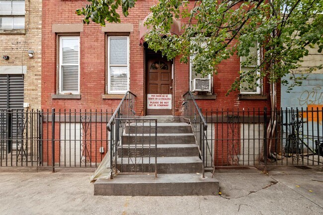 Building Photo - 207 15th St