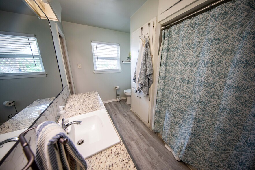 Building Photo - 4918 Seabreeze Dr