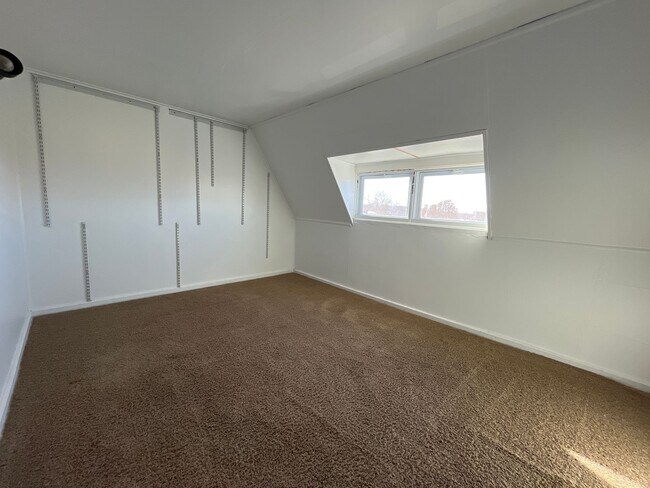 Building Photo - Large, well-maintained 4-bedroom, 1-bathroom row home