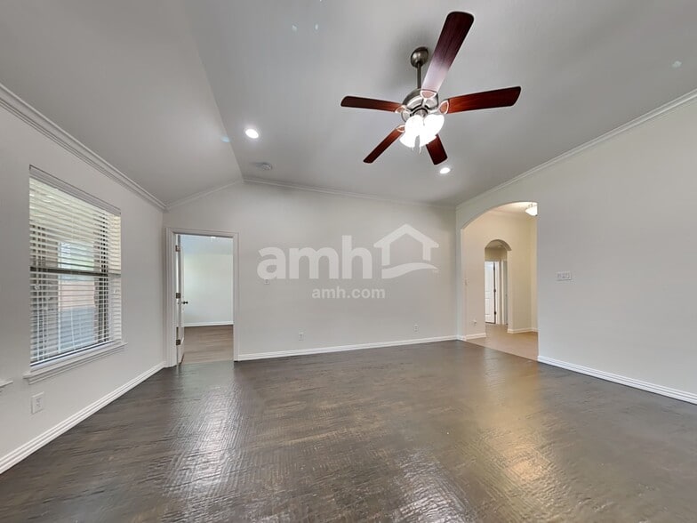 Building Photo - 322 Creekside Way