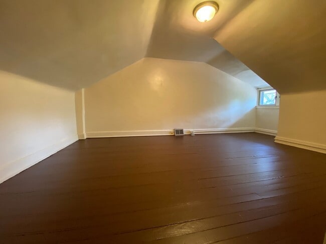 Building Photo - Amazing 3BR Townhouse in Squirrel Hill! Covered Front Porch + Backyard! Call Today!