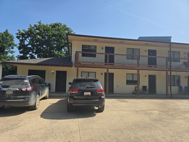 Building Photo - 2 Bedroom , 1 Bathroom Apartment!