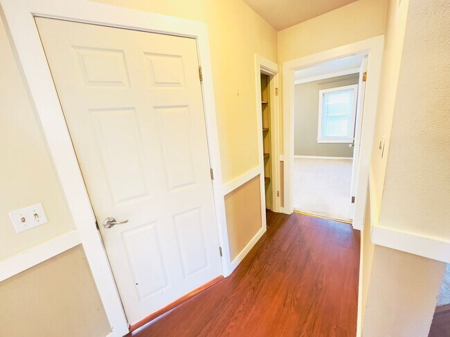 Building Photo - Classic Seattle South Park 2bed/1bath bung...