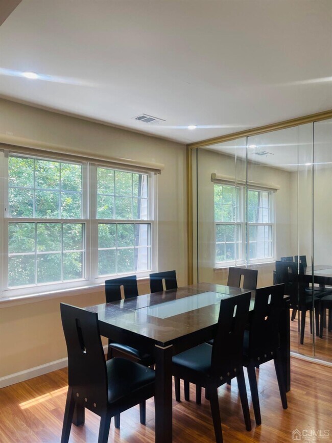 Building Photo - 611 Green Hollow Dr