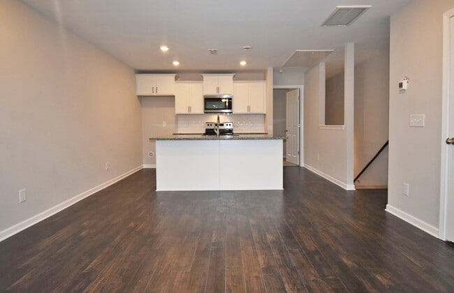 Building Photo - Gorgeous luxury 2BD/2.5BA M'boro townhome w/garage, washer/dryer, across from MTSU!