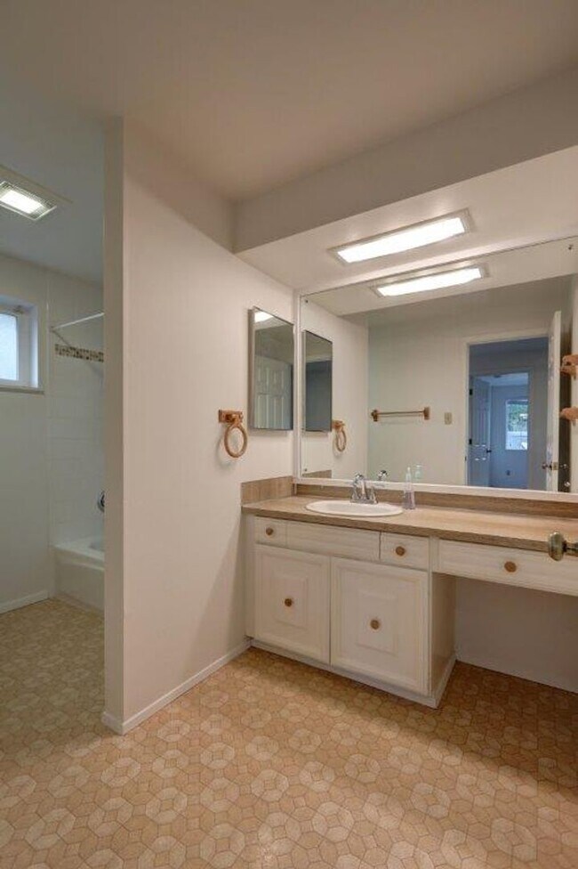 Building Photo - Spacious 4 Bedroom/3ba Bath Bellevue Home Available Now!