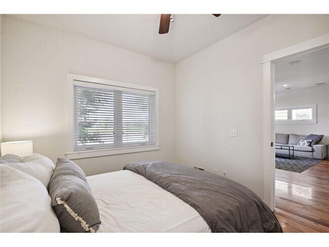 Building Photo - 1086 11th Ave SE