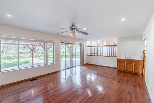 Building Photo - 2741 Seminole Dr