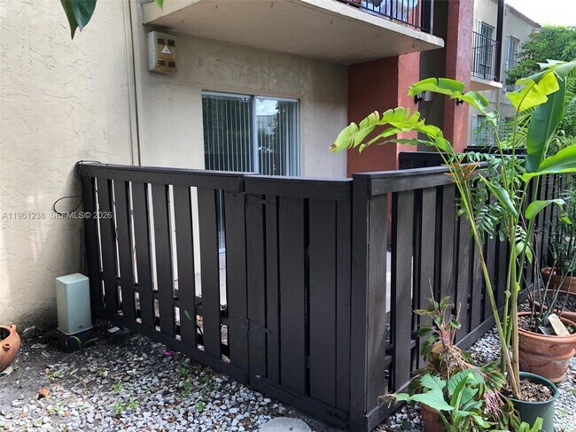 Building Photo - 10762 N Kendall Dr