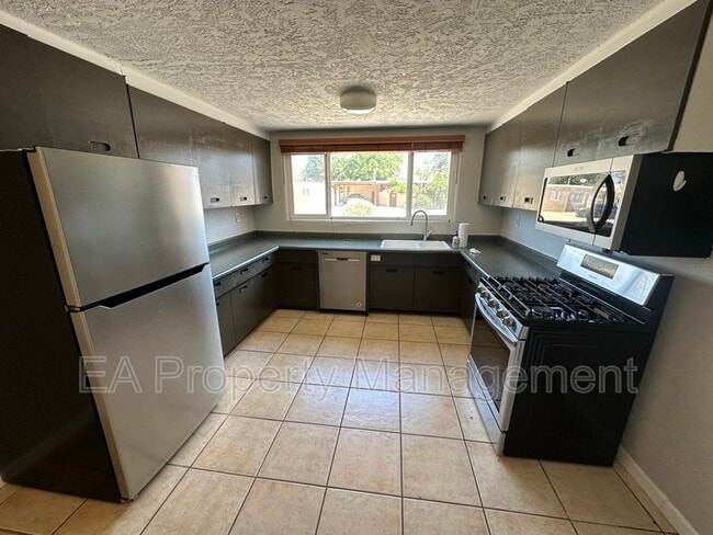 Building Photo - 3524 Cuervo Dr NE