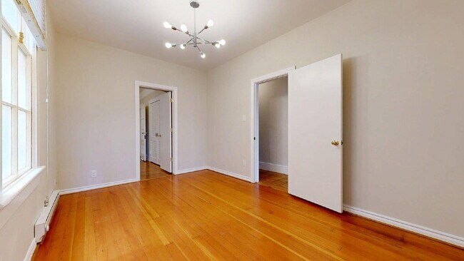 Building Photo - Convenient & Large 2BR/1BA Flat w/ In Unit Laundry & Dishwasher