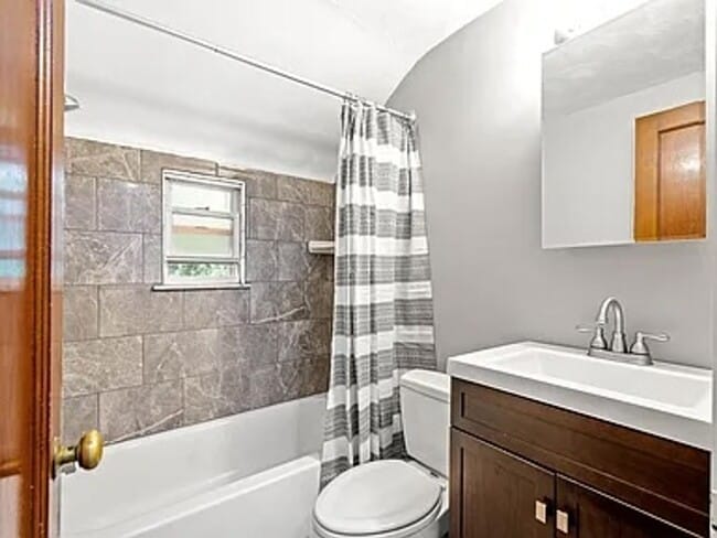 Building Photo - AVAILABLE 6/1! CONVENIENTLY LOCATED 2 BEDR...