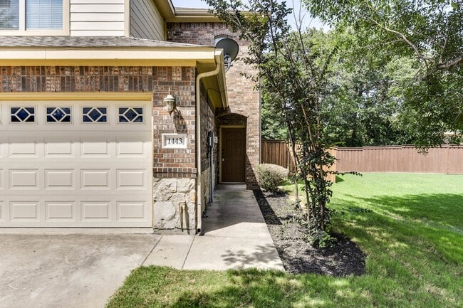 Building Photo - NICE 3 BEDROOM 2.5 BATH TOWNHOUSE LOCATED ...