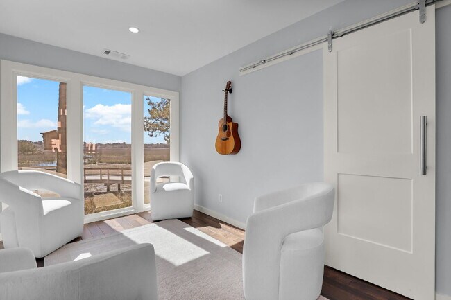 Building Photo - "Coastal Comfort Awaits: Spacious 3-Bed, 3-Bath Furnished Retreat in Moss Creek on the Marsh!"