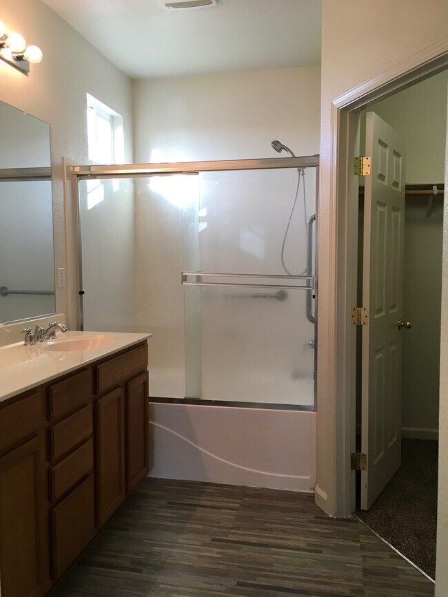 Building Photo - Beautiful Condo Community 2Beds 2Bath Convenient Location!