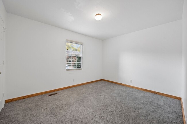 Building Photo - 2 bed 1.5 bath townhome for rent in Brentwood!