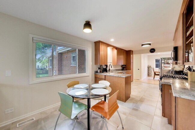Building Photo - 539 S Evergreen Ave