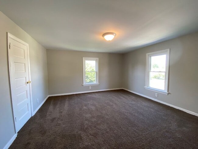 Building Photo - Three bedroom, one bathroom, single home i...