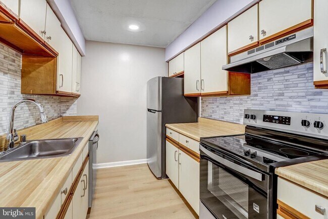 Building Photo - 1603 Carriage House Terrace