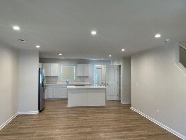 Building Photo - You’ve Got to See This Rental!