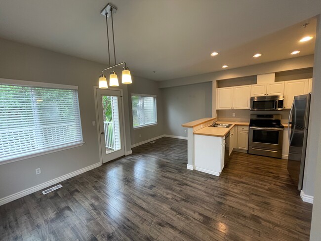 Kitchen with office nook - 13400 Dumas Rd